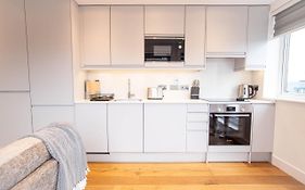 Two Bed Flat With Wrap Around Terrace Near Legoland, Windsor, Tube Station