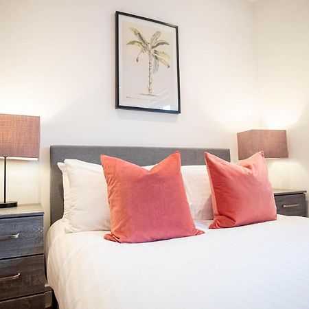Two Bed Flat With Wrap Around Terrace Near Legoland, Windsor, Tube Station Apartment Slough Exterior photo
