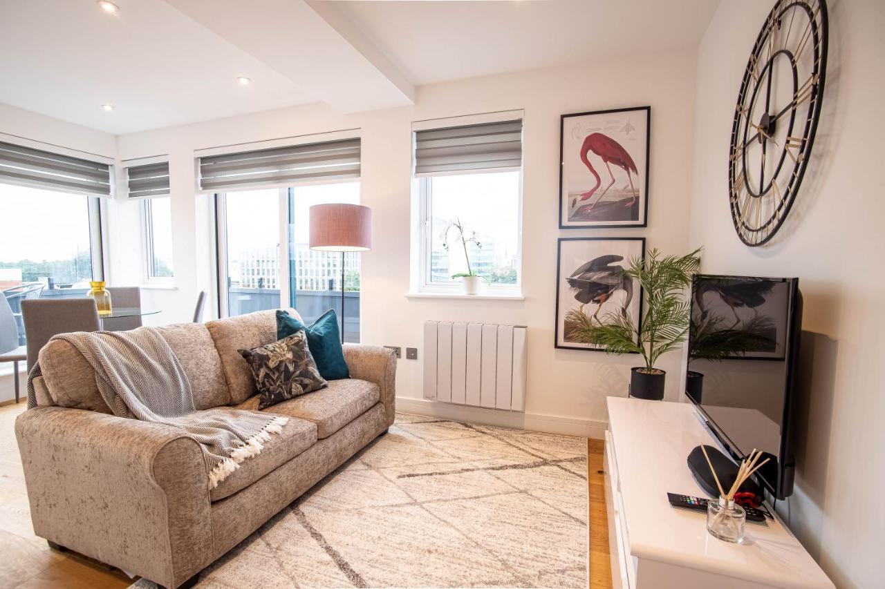 Two Bed Flat With Wrap Around Terrace Near Legoland, Windsor, Tube Station Apartment Slough Exterior photo