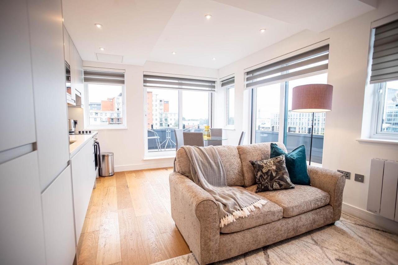 Two Bed Flat With Wrap Around Terrace Near Legoland, Windsor, Tube Station Apartment Slough Exterior photo