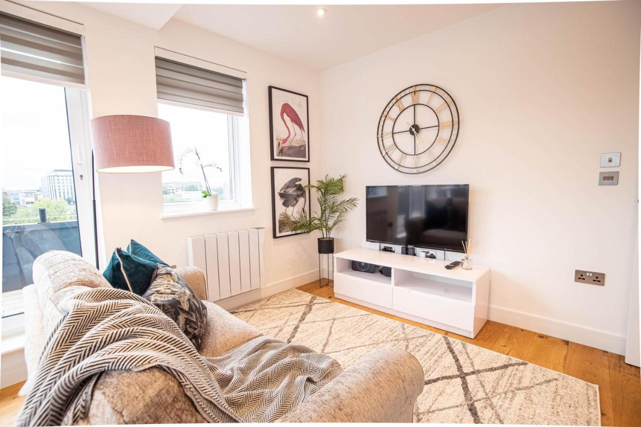 Two Bed Flat With Wrap Around Terrace Near Legoland, Windsor, Tube Station Apartment Slough Exterior photo