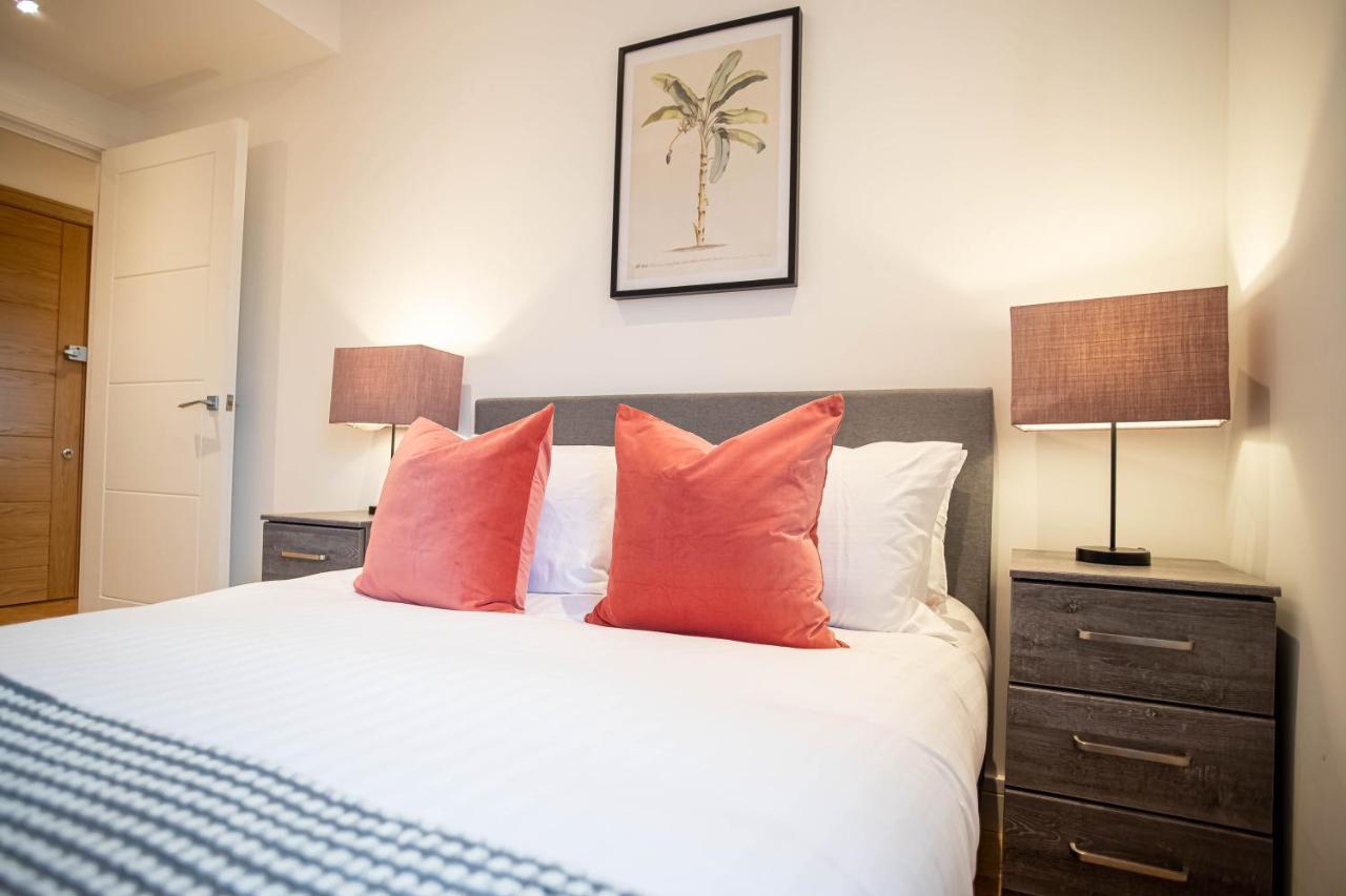 Two Bed Flat With Wrap Around Terrace Near Legoland, Windsor, Tube Station Apartment Slough Exterior photo