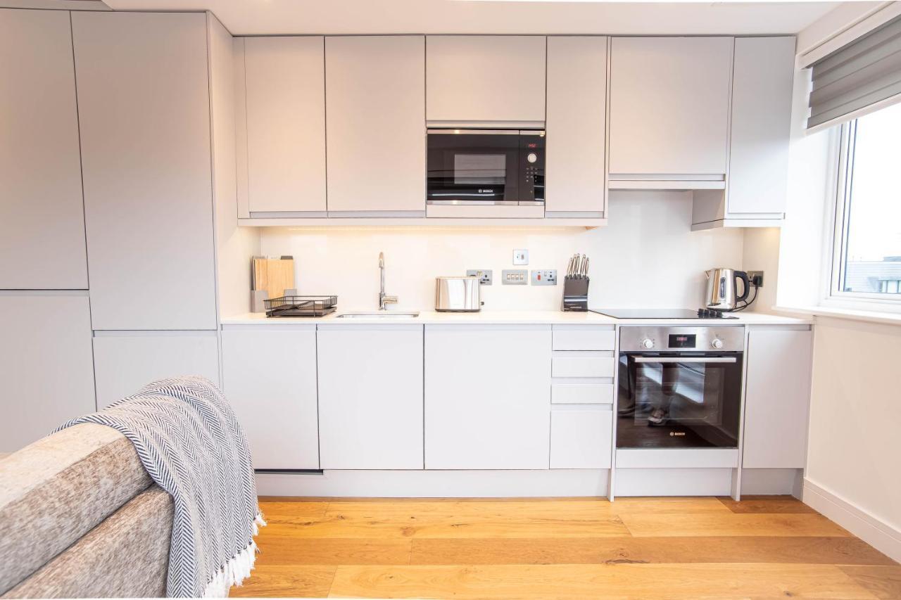 Two Bed Flat With Wrap Around Terrace Near Legoland, Windsor, Tube Station Apartment Slough Exterior photo