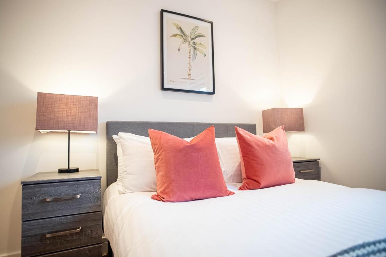 Two Bed Flat With Wrap Around Terrace Near Legoland, Windsor, Tube Station Apartment Slough Exterior photo